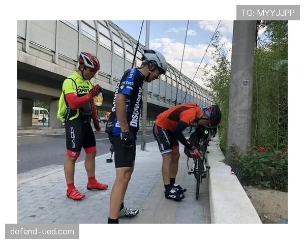 余依婷训练完随手啃鸡腿的样子，真不像刚游完200混的人