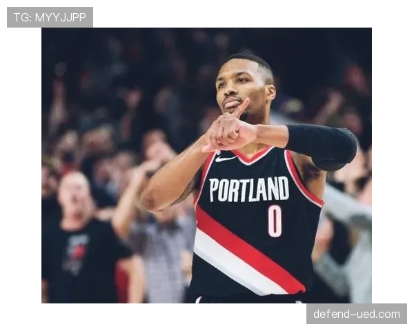 利拉德休赛期天天凌晨四点打卡训练房，家里车库改的健身房堆满蛋白粉空桶